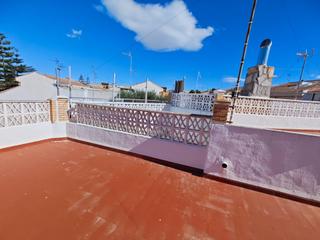 Terreny residencial a Los Cuarteros. Terreno urbano con vivienda de 100 m sobre parcela de 525 m en c