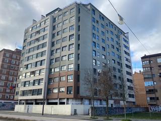 Pis  Calle de las casillas. Piso de tres dormitorios y dos baños. garaje y trastero. exterio