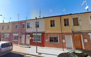 Casa adossada a Barriada Inmaculada - Zurbarán. Casa de dos plantas de 3 dormitorios y dos baños.zona barriada i