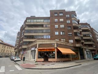 Piso en Calle de la concepción 18. Vivienda de 5 dormitorios y dos baños. garaje. zona sur.