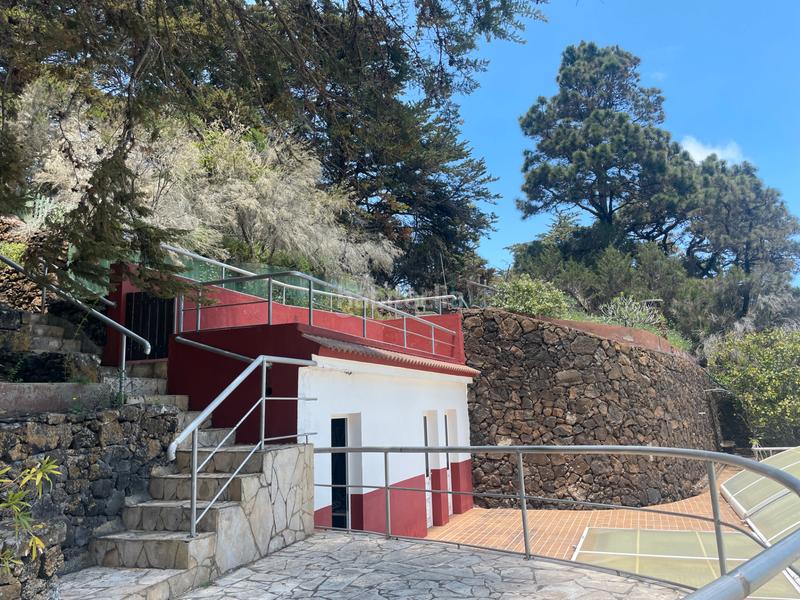 Foto fa230184-cff9-492b-ba46-ede5f8e8cbe9. Masía terreno con dos casas en ajares en el hierro - valderde en Valverde