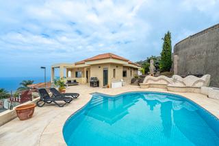 Chalet  Calle orqudea. Esta luminosa villa de estilo moderno en el sauzal, con esplndi