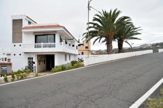 Chalet in Moya. Fantástica casa independiente, con terreno urbano, situada en el