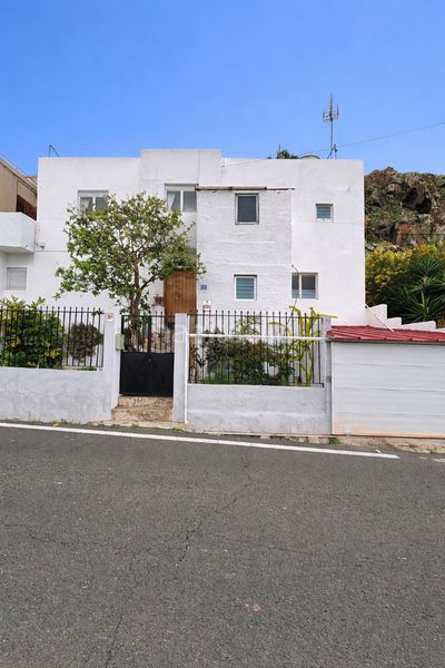 Foto f209c5e1-9e6b-404a-9bdf-d1f09456aa41. Casa aparellada amb aparcament a Moya
