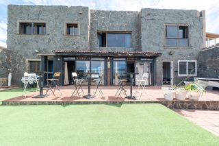 Chalet  Calle bécquer 75. Descubre una exclusiva vivienda unifamiliar situada en playa del