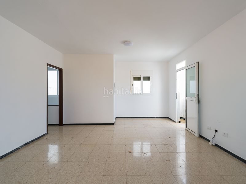 Foto bf76b675-7fe2-44cd-ad7e-0e2da331f45c. Edifici a San Juan Telde