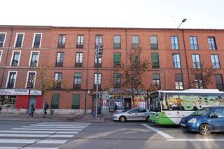 Edifici a Calle del puente colgante 3. Edificio junto a estacion de tren y autobus