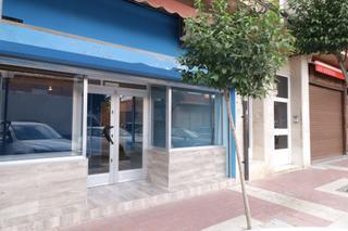 Local commercial à Calle salegar 8. Amplia fachada, con una gran cristalera. el acceso se realiza me
