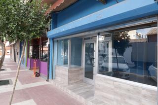 Local Comercial a Calle salegar 8. Amplia fachada, con una gran cristalera. el acceso se realiza me