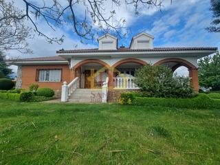 Xalet en Valdunciel. En venta hermoso chalet seminuevo en la urbanizacin huelmos de