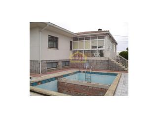 Chalet  N/a. Hall 8.70m2 carmario empotrado pasillo 8m2 garaje 32m2 bodega n
