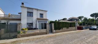 Casa  Carrer ullà. Bonita casa en zona tranquila con piscina y pista de tenis comun