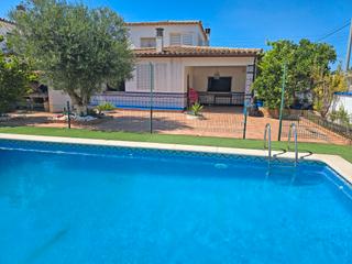 Chalet dans Riells. Casa con gran jardn y piscina
