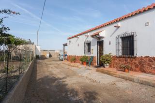 Masia  Carretera de pedrosa. Casa con invernadero en la caada