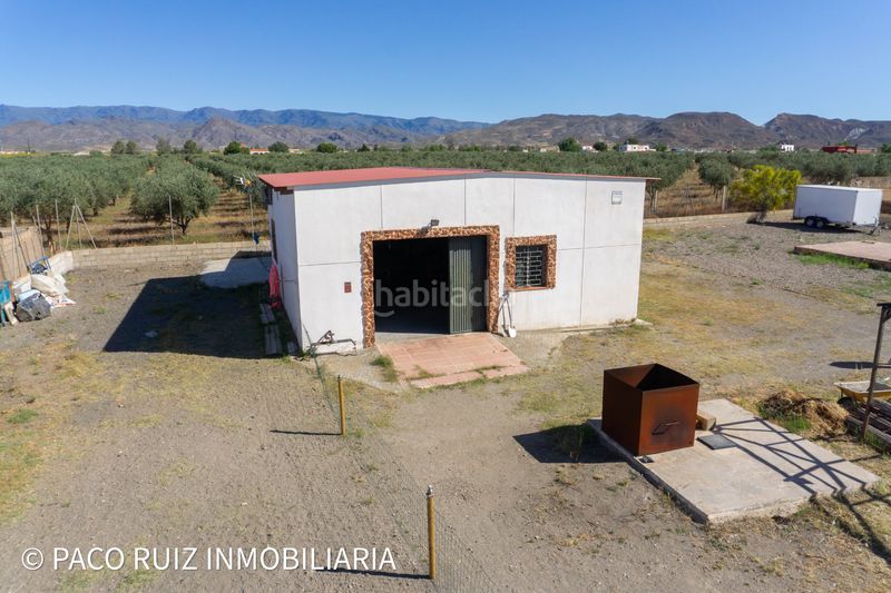 Foto f1fc6fe1-8cc2-45a9-959b-e2bc52631208. Masia amb xemeneia aparcament piscina a Tabernas