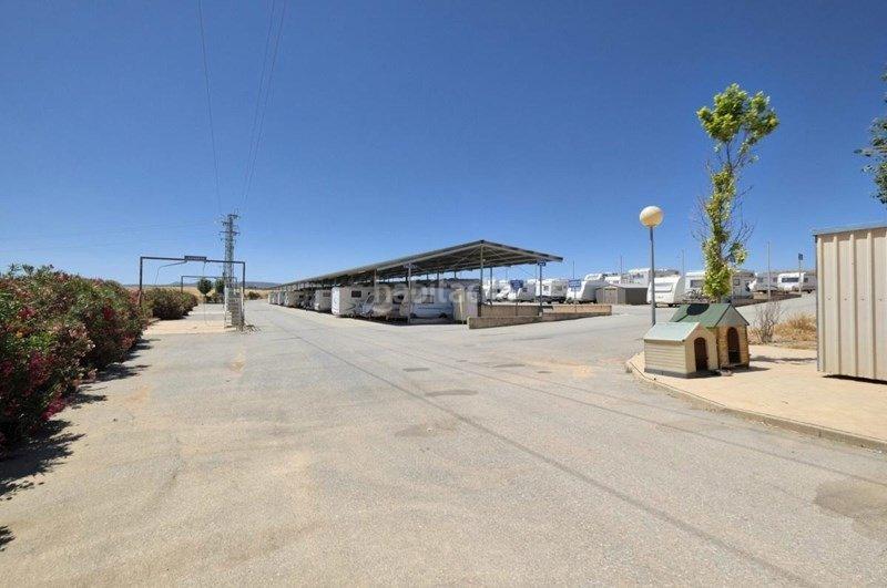 Foto d642579a-a94d-4836-9533-94bb9d83e692. Parking coche parking de caravanas en Malahá (La)