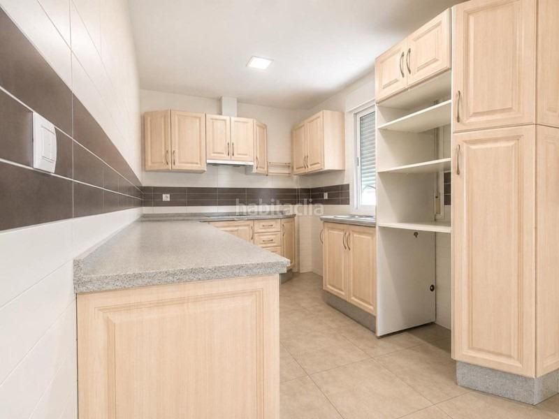 Foto b7cdf6d5-8abc-4c4b-8b29-fe5108e552da. Casa amb aparcament a Atarfe