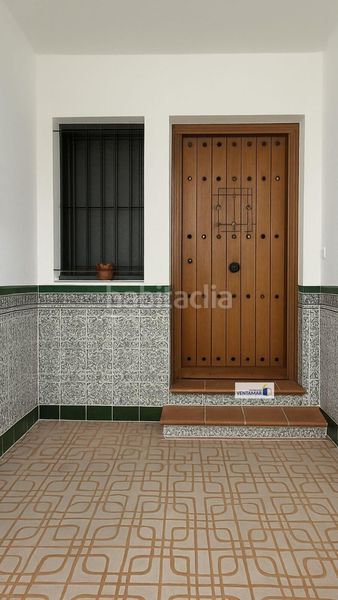 Foto dae09720-65f9-4c3c-a93f-0dc9ecb19ed7. Casa adossada amb aparcament a Castellar de la Frontera