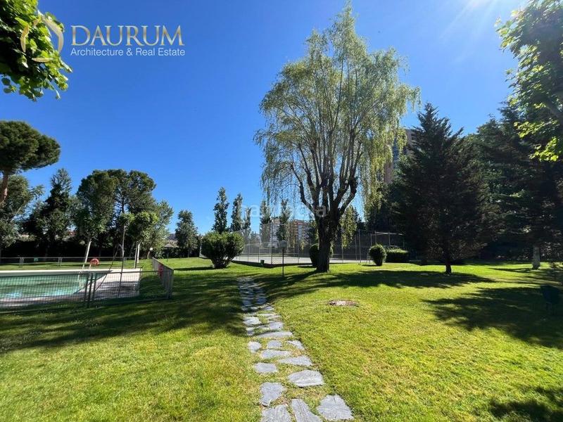 Foto 2eb81c33-4f87-4bc8-9f2d-27a22e1d9a95. Flat with parking pool in Peñagrande Madrid