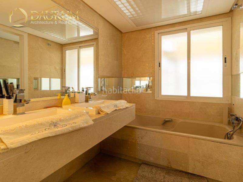 Foto ef0163d0-2465-4be7-bad9-a649d3ac5f57. Duplex con riscaldamento parcheggio piscina in lomas de Marbella club Marbella