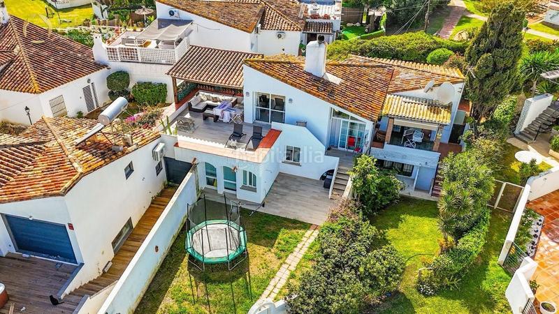 Foto 5540560f-183f-4918-a7cb-1563dd38ba00. Casa a schiera con parcheggio piscina in Bahía Dorada Estepona