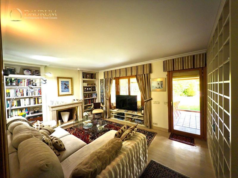 Foto 6f972dde-5e63-44b6-9b18-7db7a4e50c00. Chalet con riscaldamento parcheggio piscina in Montealina Pozuelo de Alarcón