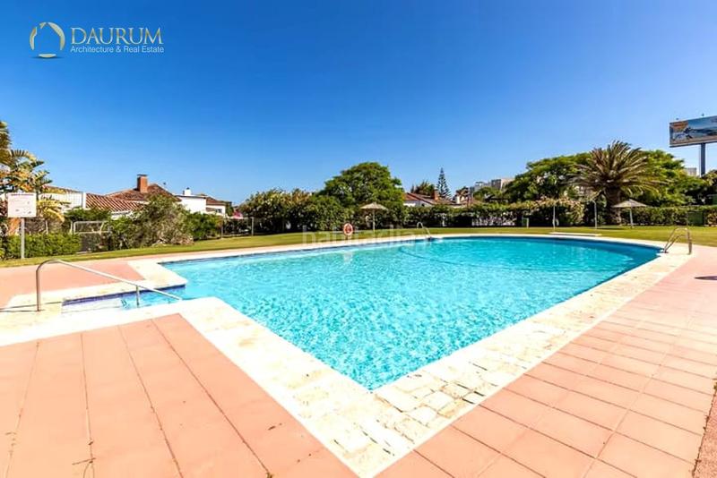 Foto 2e7399b7-0ca2-40cc-bbce-109a57e4d37e. Casa adossada amb piscina a Bahía Dorada Estepona