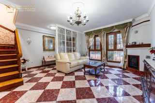 Casa adossada  Venezuela. Inmejorable chalet adosado de 3 plantas en pedregalejo