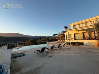 Chalet  Alcornoque. Inmejorable chalet independiente de 4 habitaciones en estepona,