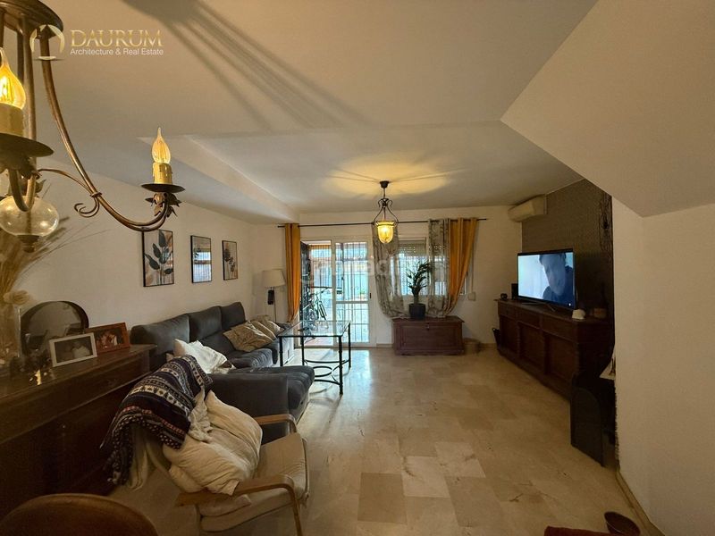 Foto f6f2e3e8-24b9-47f4-ab03-5e8ecb2d651c. Casa adossada amb calefacció aparcament piscina a Marbella