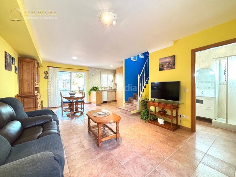 Foto 5a74fed1-fa2b-4e86-909a-86563880e628. Casa aparellada amb aparcament a Corinto-Almardà Sagunt