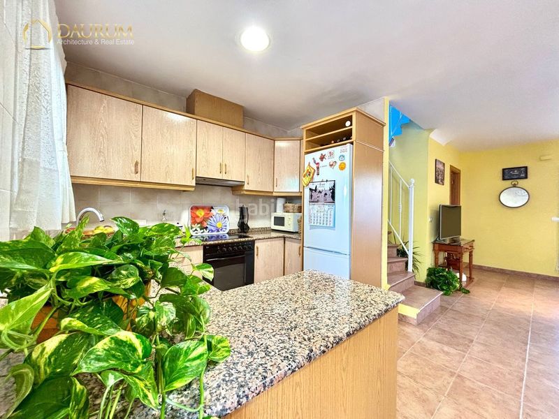 Foto ccecd82e-131c-4de3-be69-5da01876b0da. Casa aparellada amb aparcament a Corinto-Almardà Sagunt