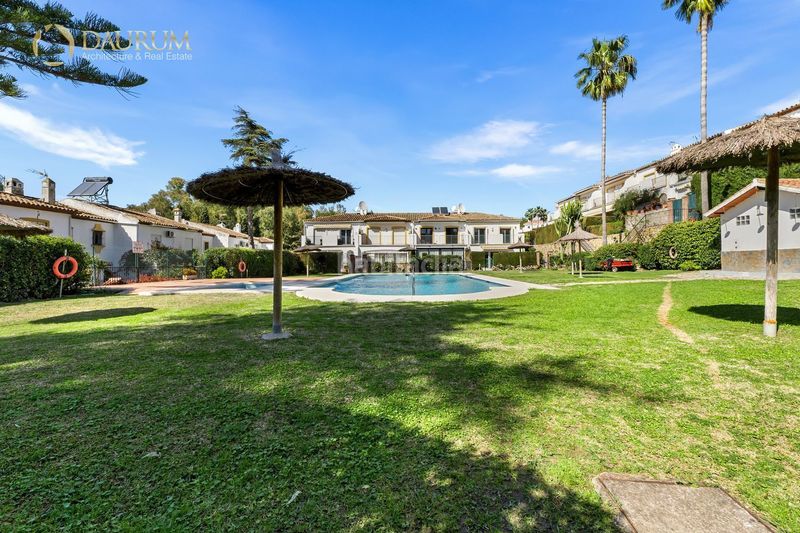 Foto c1c2bc16-4f9b-4e75-b89f-d53d6426f341. Casa adossada amb calefacció aparcament piscina a Marbella