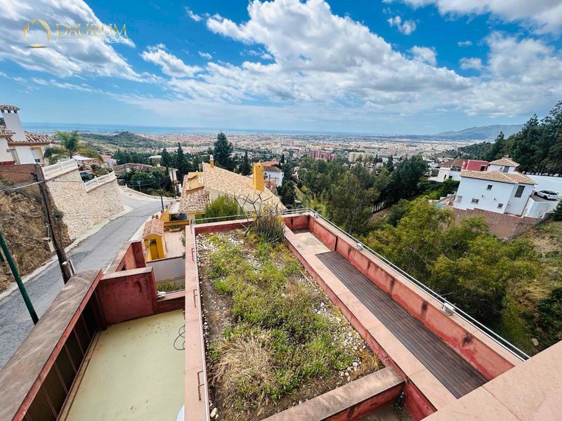 Foto 1232532b-7d70-4509-8f7d-4d03c0ffdfac. Xalet amb calefacció aparcament piscina a El Atabal Málaga