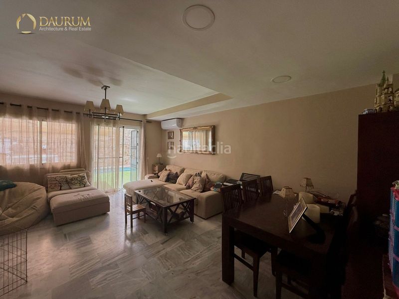 Foto f6a558bb-f3bb-4afa-9e0f-71f221a37f3c. Casa adossada amb calefacció aparcament piscina a Marbella