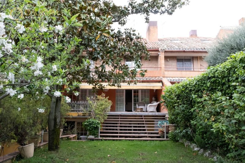 Foto f795febf-650a-40b2-b296-5b4b0d58a4a6. Casa adossada amb calefacció aparcament piscina a Madrid