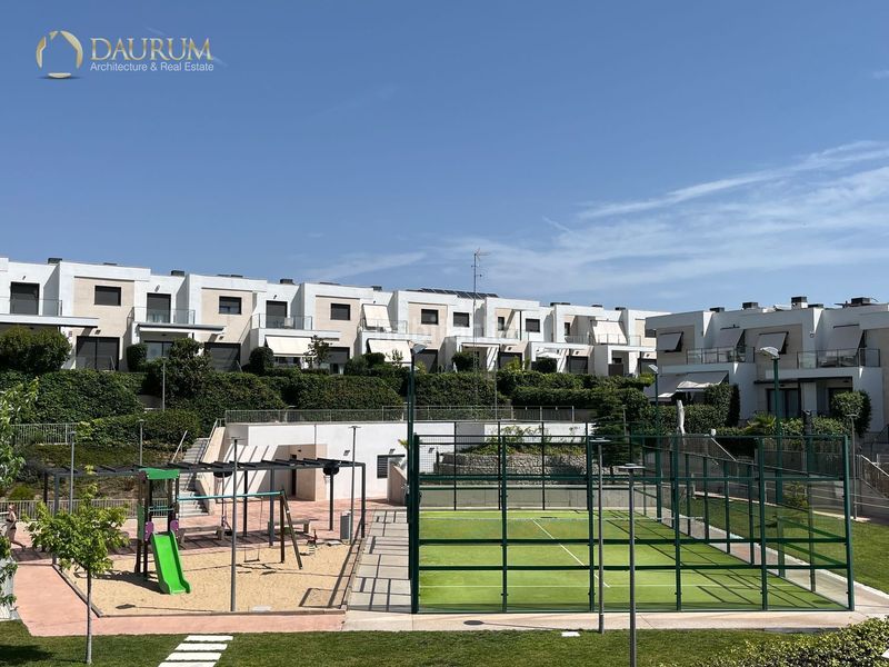 Foto b3721542-6e06-4567-82eb-8a67da7f52cf. Casa adossada amb calefacció aparcament piscina a Boadilla del Monte