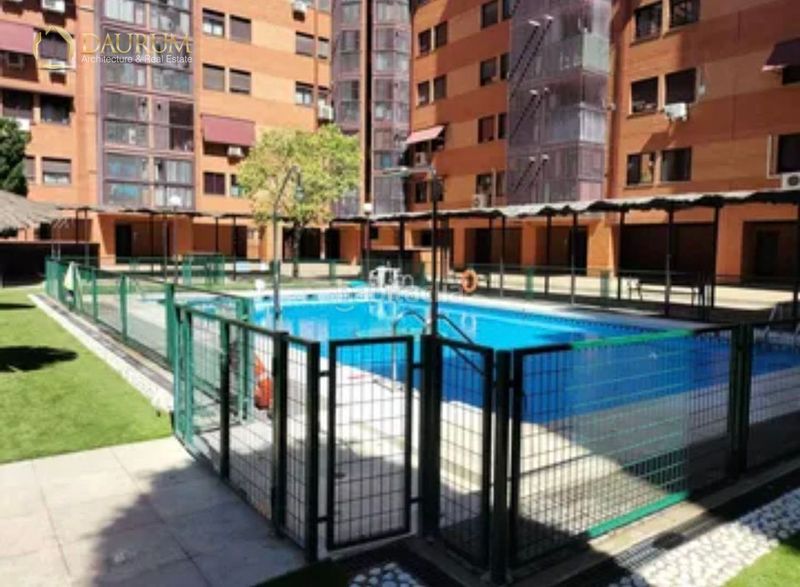 Foto 77c0afeb-d0ff-49ce-a033-d79c69b3ea10. Pis amb calefacció aparcament piscina a Orcasitas Madrid