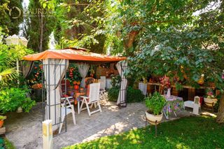 Casa a schiera  De los cerezos. Inmejorable chalet adosado de 7 habitaciones en urbanización mon