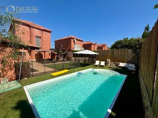 Chalet  Calle 139. Maravilloso chalet independiente de 3 plantas en moncad, con vis