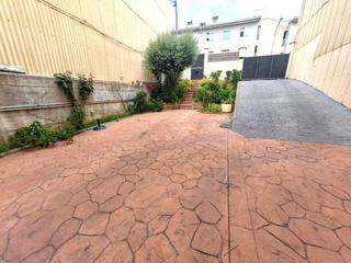 Casa  Carrer de l'aneto. !pensada para dos familias o para compartir sin perder la indepe