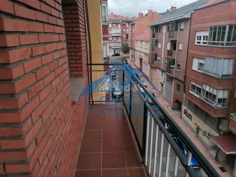 Foto 332fdd10-bb37-46e0-ad15-17e20a4fe7bd. Piso en Centro Ponferrada