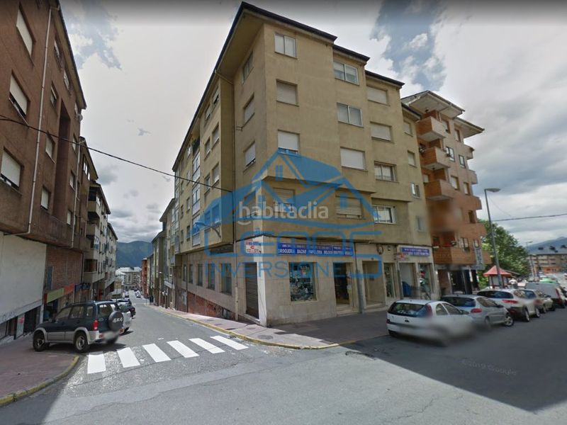 Foto 86442ccd-4062-4574-8d00-7cf1fb24f356. Aparcament cotxe a Villablino