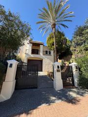 Chalet à Los Naranjos. Chalet en venta en nueva andalucía, 5 dormitorios.