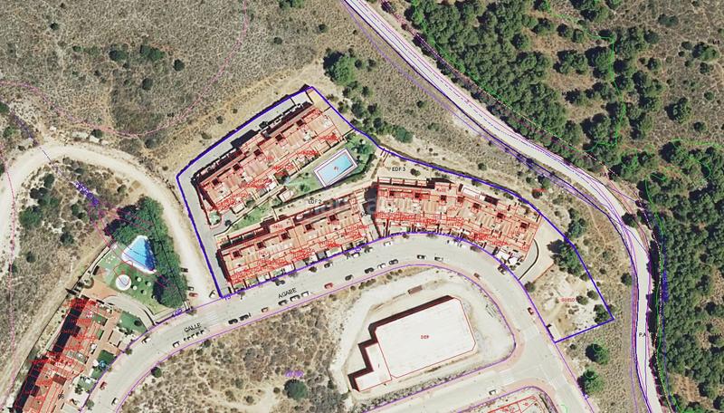 Foto f2d373ea-f3fb-4dde-9dec-659540cf9e51. Autoparkplatz in Santangelo Benalmádena