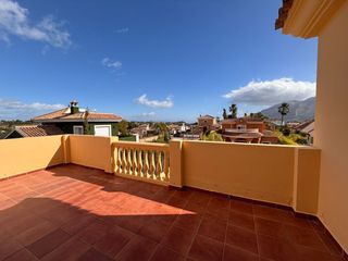 Chalet in Coín. Chalet en venta en las delicias urb, 6 dormitorios.