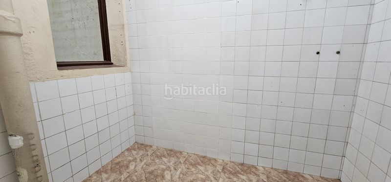 Foto a62311cb-d9e1-47d8-bfc8-b992257dad07. Local comercial a carrer d'entença 35 a Sant Antoni Barcelona