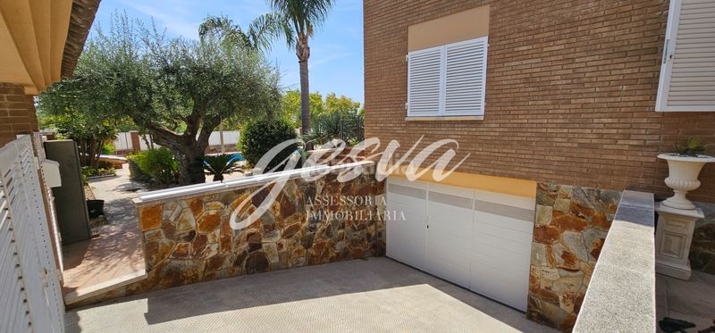 Foto 2039900d-a66a-49d4-9d9c-92d4640234e1. Chalet avec cheminée chauffage parking piscine dans Vendrell (El)