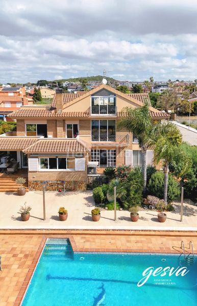 Foto 29187406-3b15-4508-b778-705db6d525b0. Chalet avec cheminée chauffage parking piscine dans Vendrell (El)