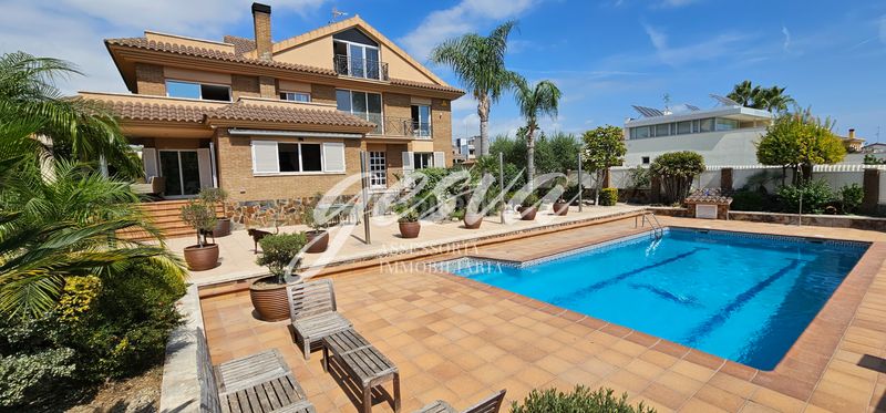 Foto 4f0f6008-b283-4f76-9d7a-8d1130f44618. Chalet avec cheminée chauffage parking piscine dans Vendrell (El)